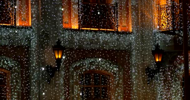 Edificio con muchas luces decoración — Vídeos de Stock