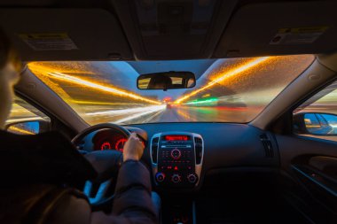 Gece yol görünümünden arabanın içinden
