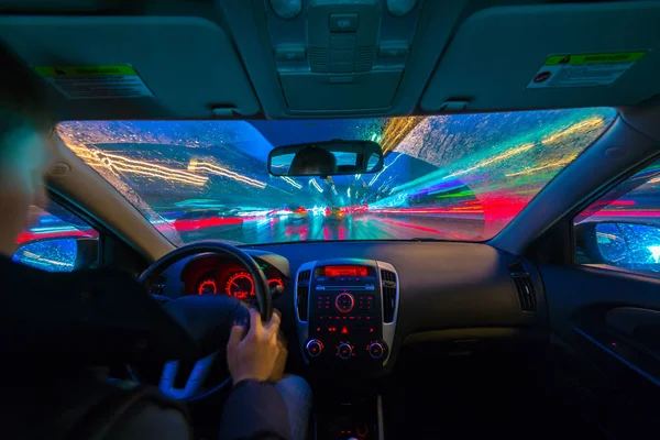 Vue de la route de nuit de l'intérieur voiture — Photo