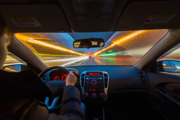 Vue de la route de nuit de l'intérieur voiture — Photo