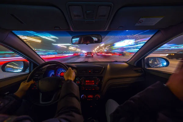 Estrada noturna vista de dentro do carro — Fotografia de Stock