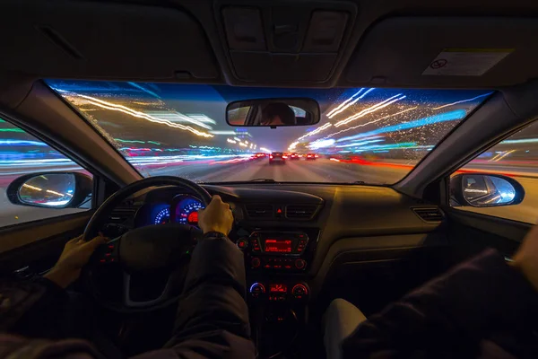 Geceleri araba taşır.