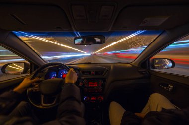 Geceleri araba taşır.