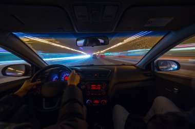 Geceleri araba taşır.