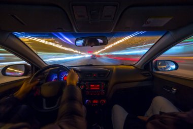 Geceleri araba taşır.