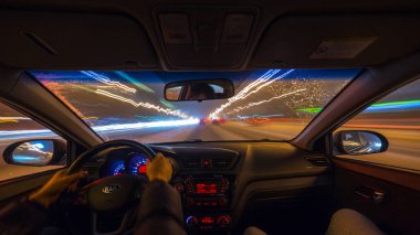 Geceleri araba taşır.