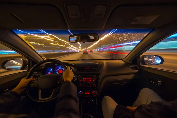 De auto wordt verplaatst op de nacht. — Stockfoto