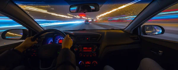 Mobil bergerak di malam hari . — Stok Foto