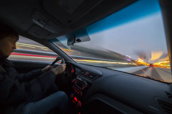 Vue latérale d'un homme conduisant une voiture — Photo