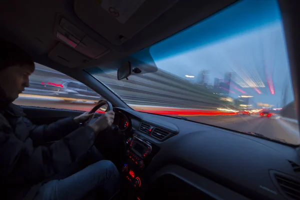 Vista lateral de un hombre que conduce el coche — Foto de Stock