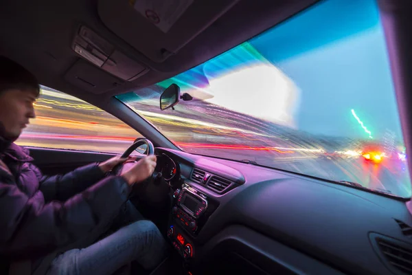 Kant weergave van A man auto rijden — Stockfoto