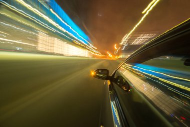 Bir gece şehrinde hareket eden Yan Araba görüntüsü