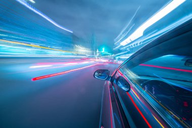 Bir gece şehrinde hareket eden Yan Araba görüntüsü