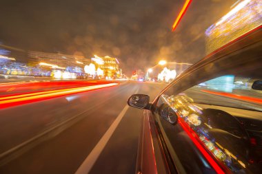 Bir gece şehrinde hareket eden Yan Araba görüntüsü