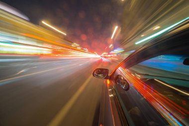 Bir gece şehrinde hareket eden Yan Araba görüntüsü