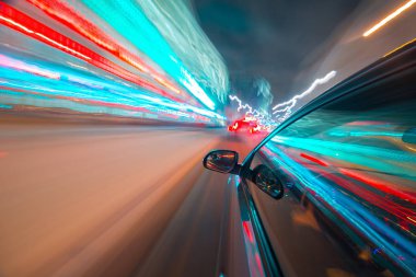 Bir gece şehrinde hareket eden Yan Araba görüntüsü