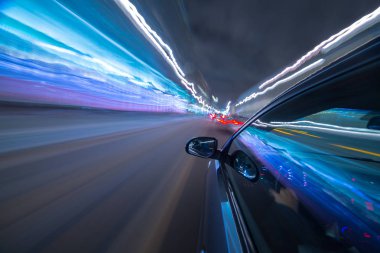 Bir gece şehrinde hareket eden Yan Araba görüntüsü