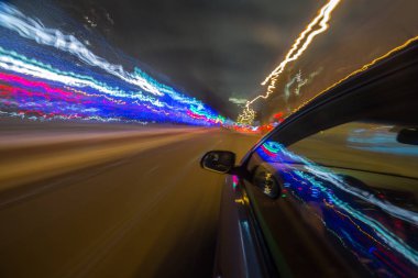 Bir gece şehrinde hareket eden Yan Araba görüntüsü