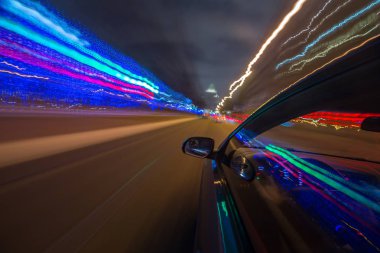 Bir gece şehrinde hareket eden Yan Araba görüntüsü