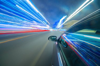 Bir gece şehrinde hareket eden Yan Araba görüntüsü