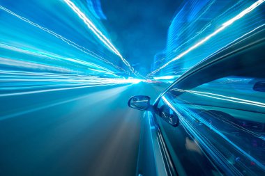 Bir gece şehrinde hareket eden Yan Araba görüntüsü