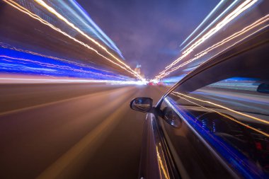 Bir gece şehrinde hareket eden Yan Araba görüntüsü