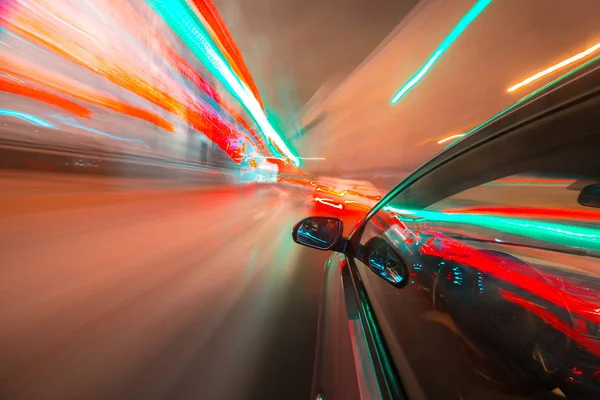 Vista do lado do carro em movimento em uma cidade noturna — Fotografia de Stock