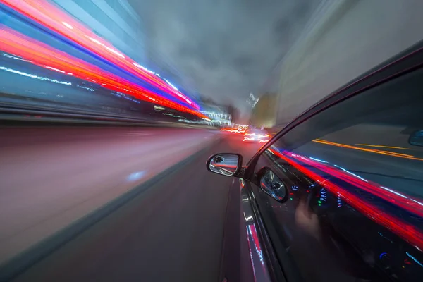Vista do lado do carro em movimento em uma cidade noturna — Fotografia de Stock