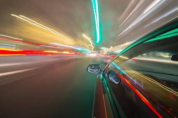 Uitzicht vanaf zijkant van de auto bewegen in een nacht stad — Stockfoto