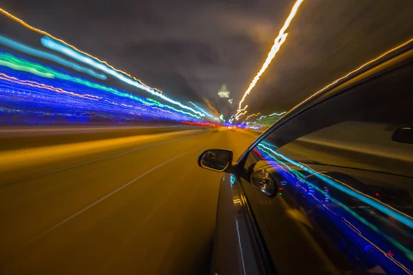 Vista do lado do carro em movimento em uma cidade noturna — Fotografia de Stock