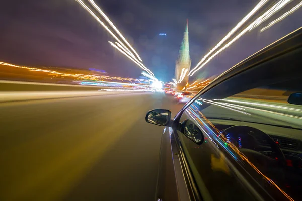 Uitzicht vanaf zijkant van de auto bewegen in een nacht stad — Stockfoto