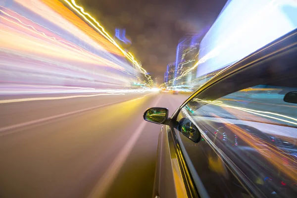 Bir gece şehrinde hareket eden Yan Araba görüntüsü