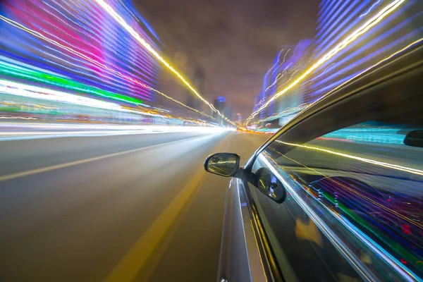 Bir gece şehrinde hareket eden Yan Araba görüntüsü