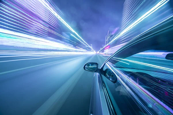 Bir gece şehrinde hareket eden Yan Araba görüntüsü