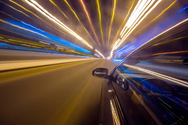 Bir gece şehrinde hareket eden Yan Araba görüntüsü