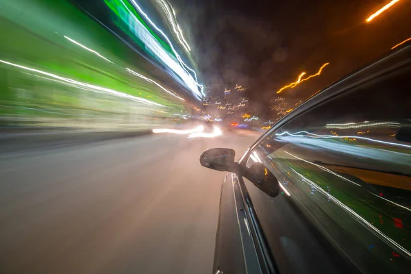 Bir gece şehrinde hareket eden Yan Araba görüntüsü