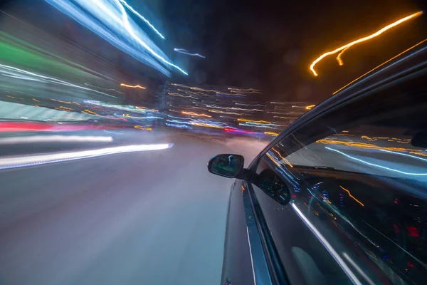 Vue du côté de la voiture se déplaçant dans une ville de nuit — Photo