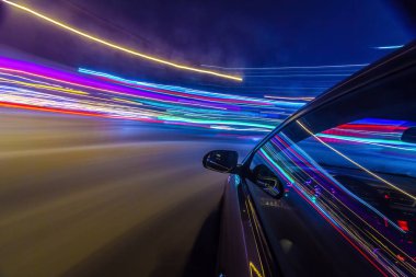 Bir gece şehrinde hareket eden Yan Araba görüntüsü