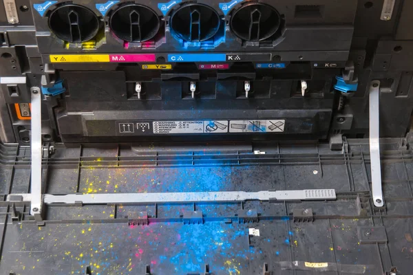 Картриджи CMYK с тонером в лазерной копировальной машине — стоковое фото