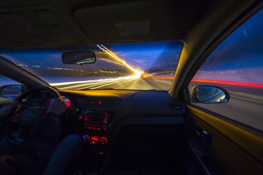 Araba büyük bir hızla hareket ediyor..