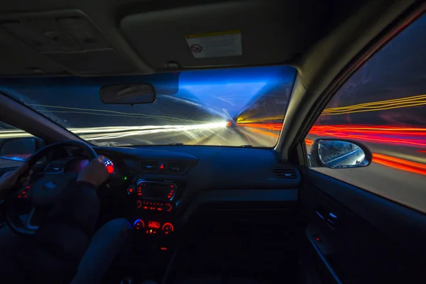 Bilen rör sig med stor hastighet. — Stockfoto