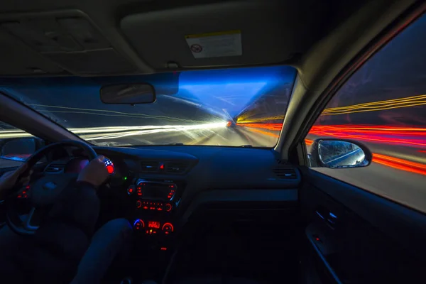 El coche se mueve a gran velocidad . — Foto de Stock