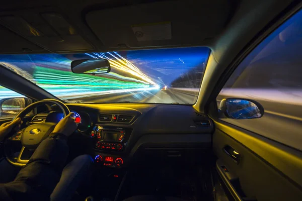 Mobil bergerak dengan kecepatan tinggi . — Stok Foto