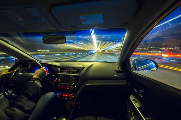 La voiture se déplace à grande vitesse . — Photo