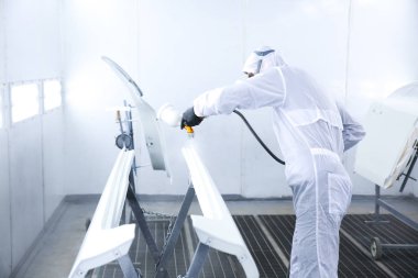 Otomobil tamircisi ressam