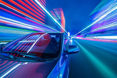 Gece şehir sürücü araba ile