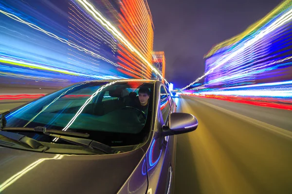 車で夜市ドライブ — ストック写真