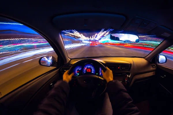 Nacht stad weg uitzicht van binnenuit auto — Stockfoto