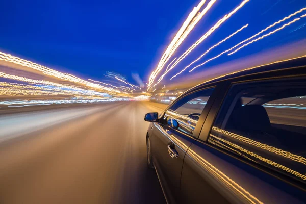 夜の街を移動する車の側面からの眺め — ストック写真