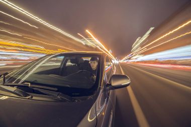 Gece şehir sürücü araba ile